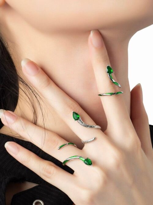 Каблучка жіноча "Змія" срібна з зеленим (7428)