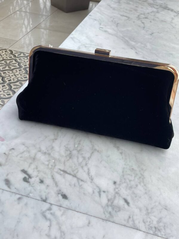 48386329-a3c8-4dbb-b3e1-1ab74cbf1786.jpg Сумочка-клатч вечірня Primark оксамитова з золотою застібкою чорна