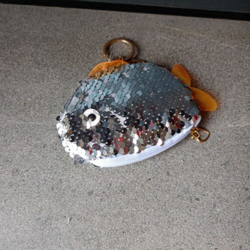 4de60881-21b6-4577-95bd-dc5301705d61.jpg Брелок-гаманць "Паєтки рибка"