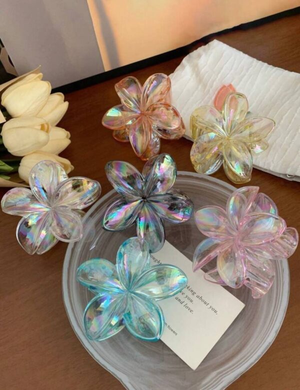 Заколка-краб для волосся «Тропічна квітка» M (7-8 см) прозора райдужна 1 шт