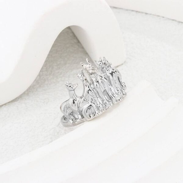 Каблучка жіноча "Зграя собак" срібна (10465)