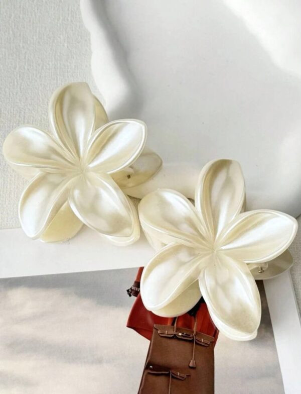 Заколка-краб для волосся «Тропічна квітка» L (7-8 см) перламутрова 1 шт