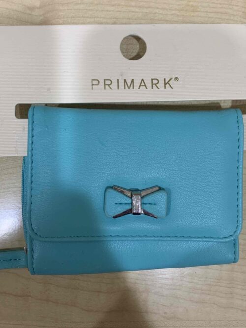 710e4d3d-d7f4-405d-b842-227f5a87d3a3.jpg Гаманець Primark компактний з декоративним бантиком блакитний