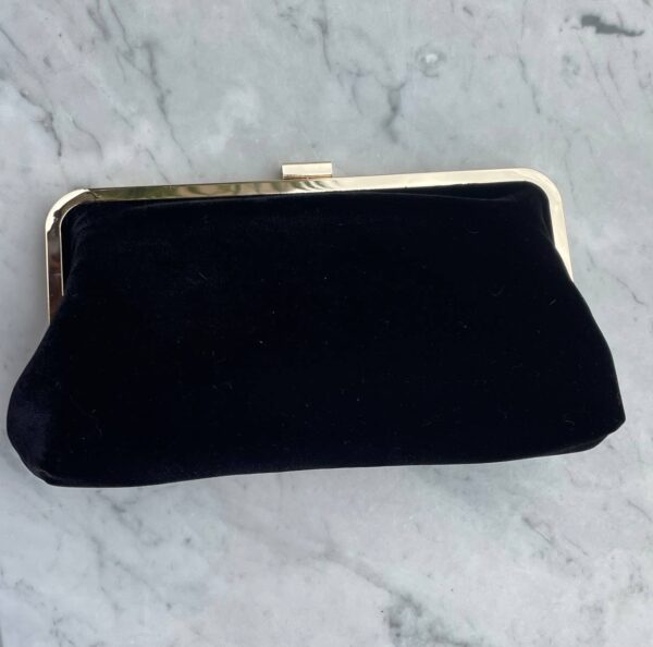 7708b3c1-b987-4c6d-8246-5e26f2072195.jpg Сумочка-клатч вечірня Primark оксамитова з золотою застібкою чорна