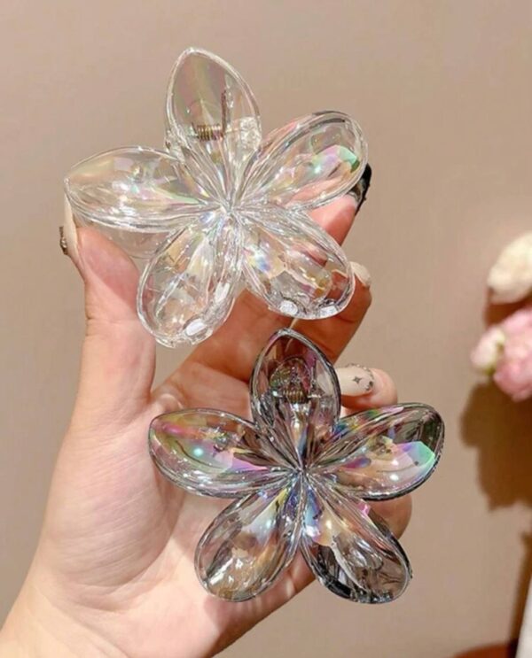 Заколка-краб для волосся «Тропічна квітка» M (7-8 см) прозора райдужна 1 шт