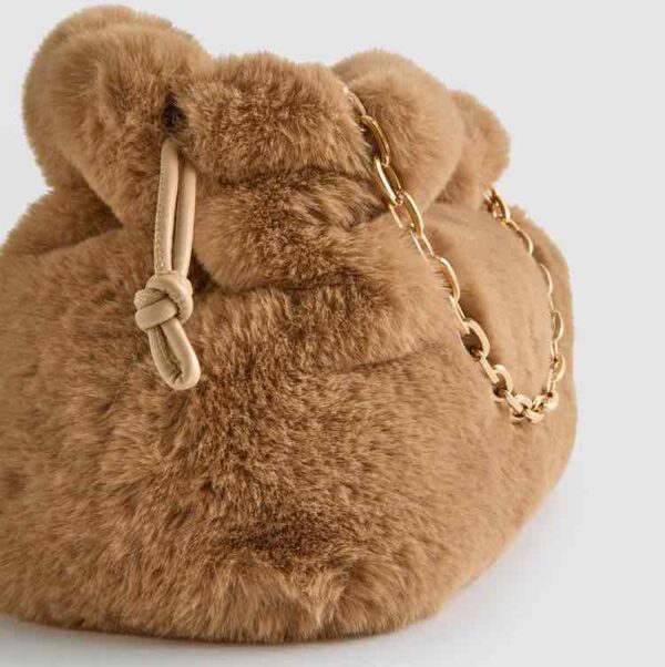 Сумочка-Торбинка Paula Echevarría Primark з еко-хутра мʼяка з ланцюжком беж