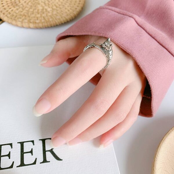 Каблучка жіноча металева «Котик дивиться» срібна (8412)