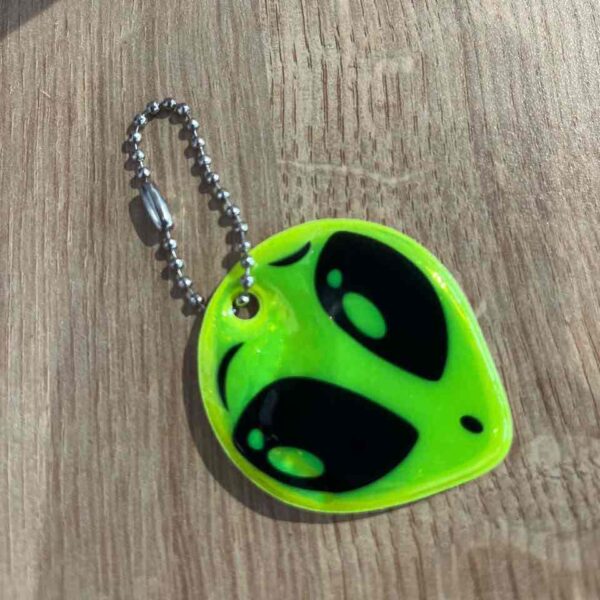 9c3beffc-3501-4f6a-adcc-fe08124a2f86.jpg Брелок "Прибулець" світловідбивний