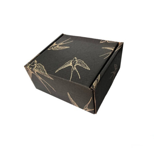 Коробка подарункова 21*20,5*10,5 см мікрогофра чорна ластівки