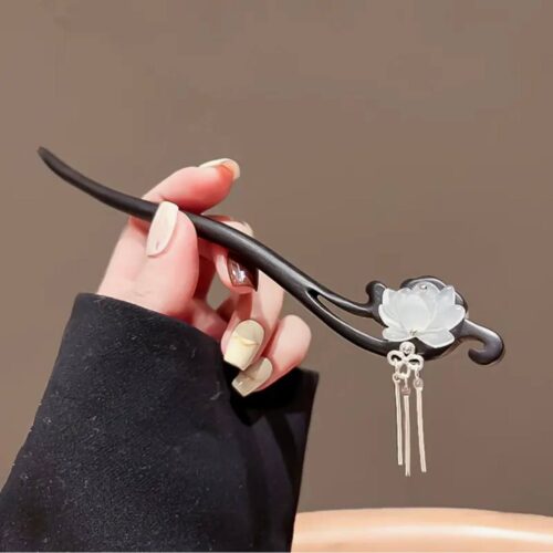 Шпилька-паличка для волосся 1 шт дерев'яна "Біла квітка" з підвіскою