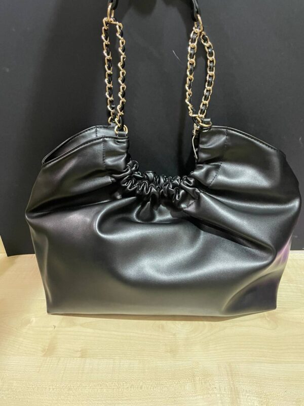 eb254c99-9c70-4538-87fb-0098f2856d24.jpg Сумочка Primark велика м'яка збірна з ланцюжком чорна