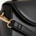 Сумочка-міні конверт з золотою ручкою Primark чорна