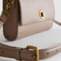 Сумочка-клатч на ремінці з еко-шкіри Primark з золотистою застібкою беж