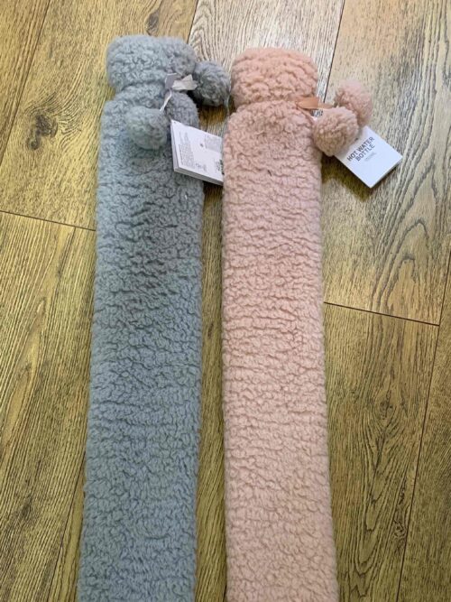 1488a0c0-70d8-4c16-b45c-72bfe1a23eba.jpg Грілка водяна для тіла Primark "Довга" з помпонами 2000 ml