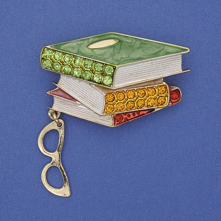 4bd0e581-1a0c-4047-a370-0e5a560dc2e2.jpg Брошка "Книги з окулярами" кольорова емаль/ стрази/ золотистий метал 45х28х48 мм