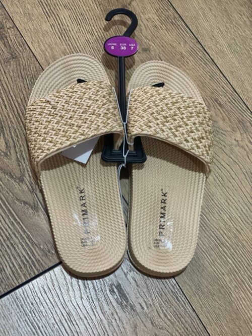 e020416f-8e10-4e27-8851-97cb964c244f.jpg Шльопанці жіночі резинові Primark з ефектом соломи бежеві
